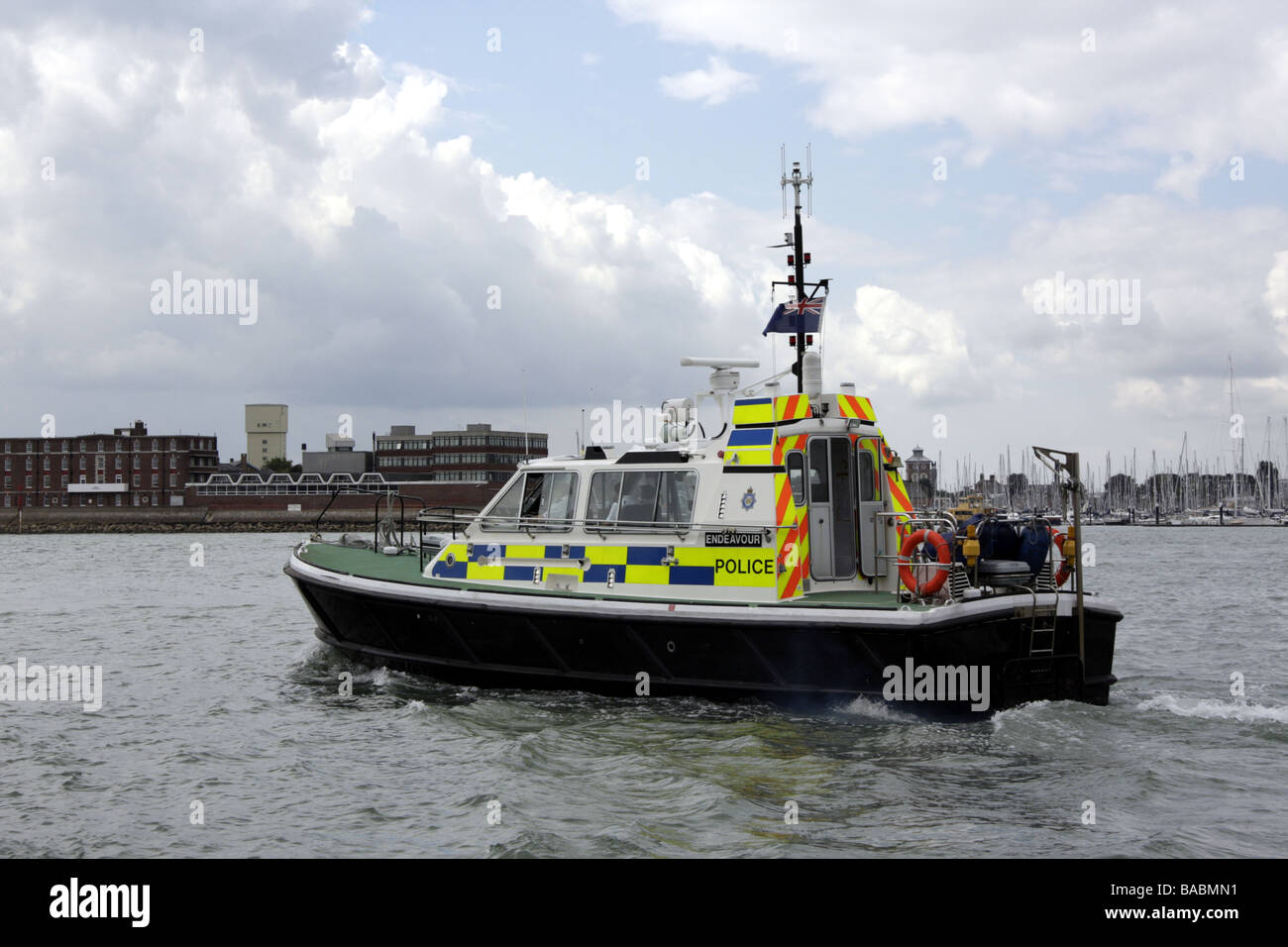 Une vedette de police patrouiller dans le port de Portsmouth, Hampshire, Royaume-Uni Banque D'Images