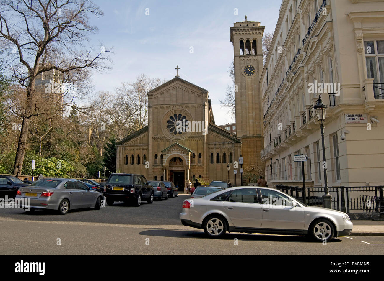 L'église et de scène de rue à l'ouest de Londres, Angleterre, RU Banque D'Images