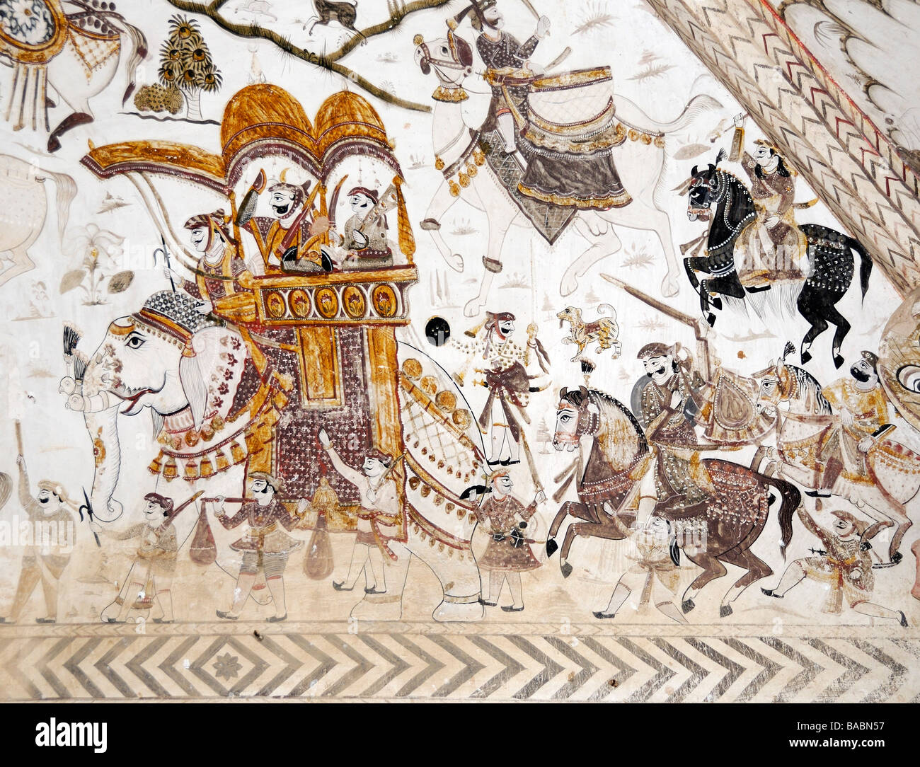 Peinture murale de guerriers à pied et l'être entraîné au combat par un maharadjah à dos d'éléphant Banque D'Images