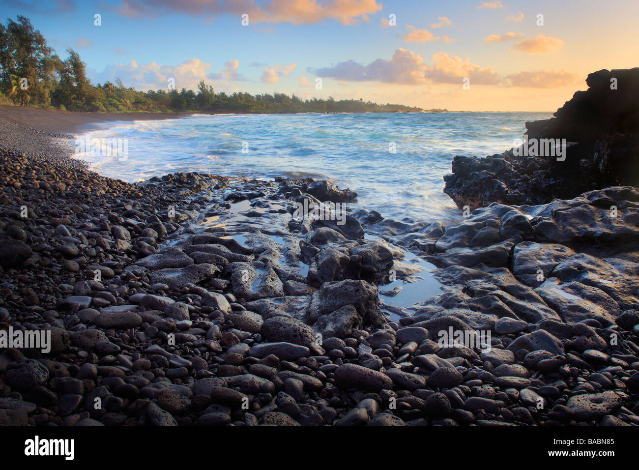 Lever de soleil sur l'Hana Bay sur la côte nord-est de Maui, Hawaii, dans la ville de Hana Banque D'Images