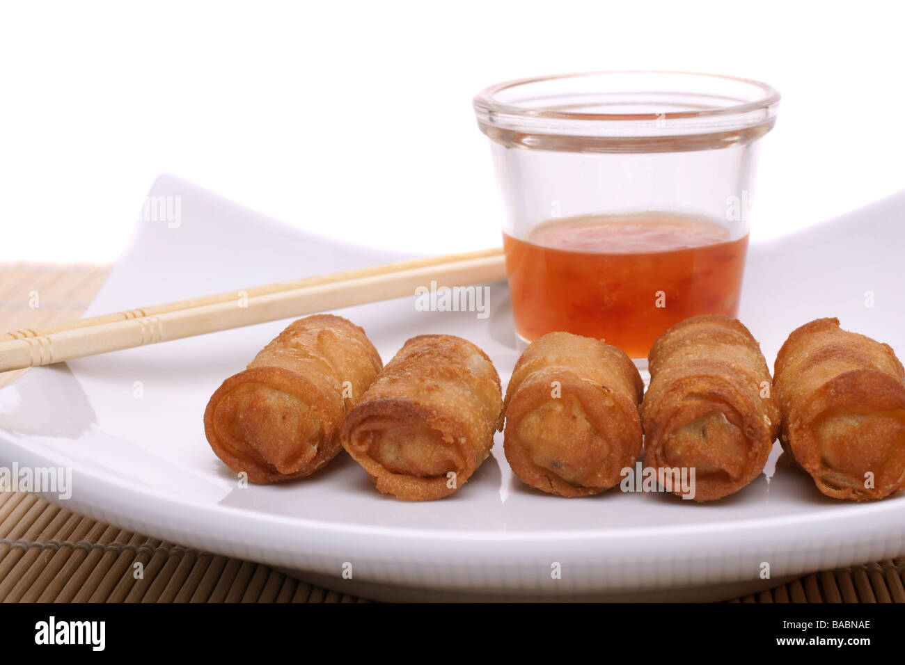 Fried egg roll chinois avec des baguettes et de la sauce Banque D'Images