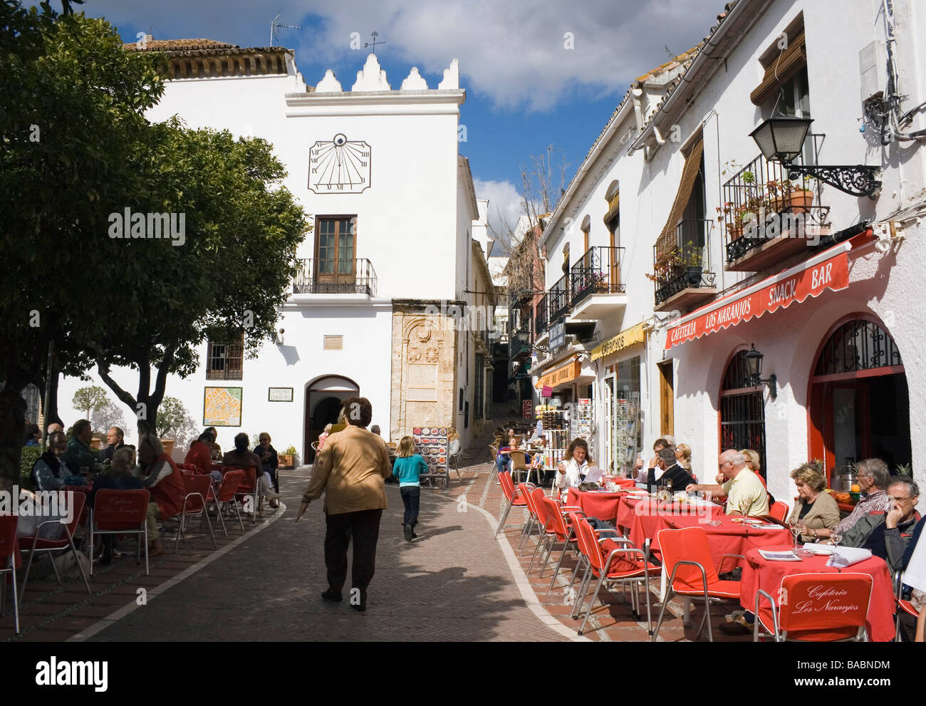 La province de Malaga Marbella Costa del Sol Espagne touristes profitant du soleil dans le carré orange dans la vieille ville Banque D'Images