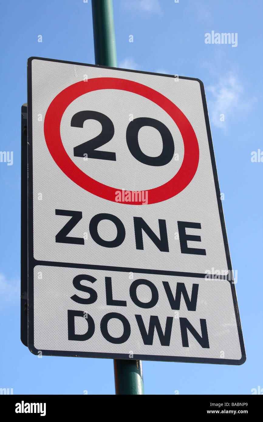 Une limitation de vitesse de 20 mi/h en bordure de panneau d'avertissement Banque D'Images Une limitation de vitesse de 20 mi/h en bordure de panneau d'avertissement Banque D'Images