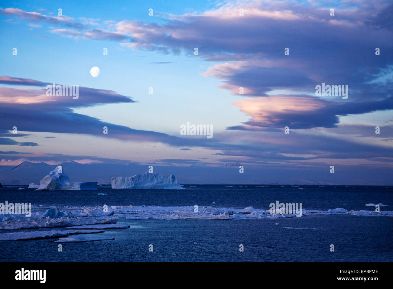 Les icebergs tabulaires bleu et Péninsule Antarctique Antarctique après le coucher du soleil Banque D'Images