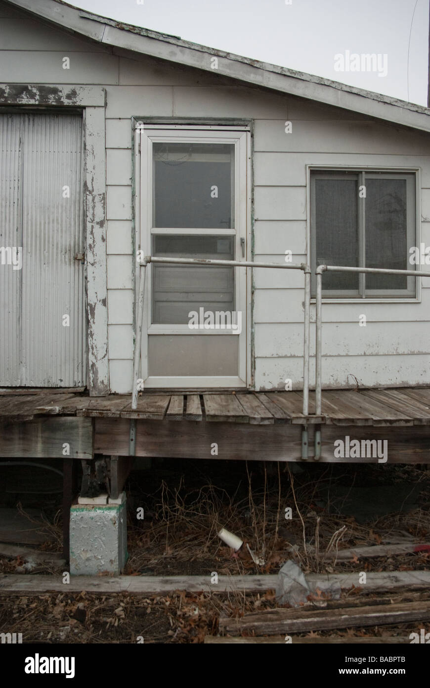 Un bâtiment abandonné est situé sur pilotis retenus par la brique Banque D'Images