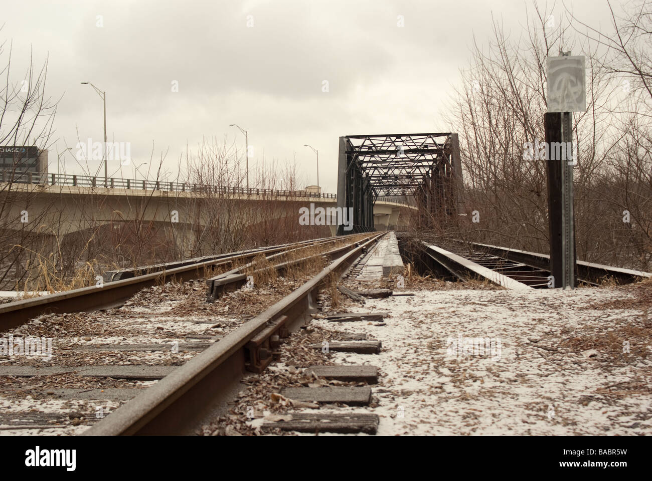 La recherche à travers un vieux pont de chemin de fer d'acier de la voie dans le milieu de l'hiver Banque D'Images