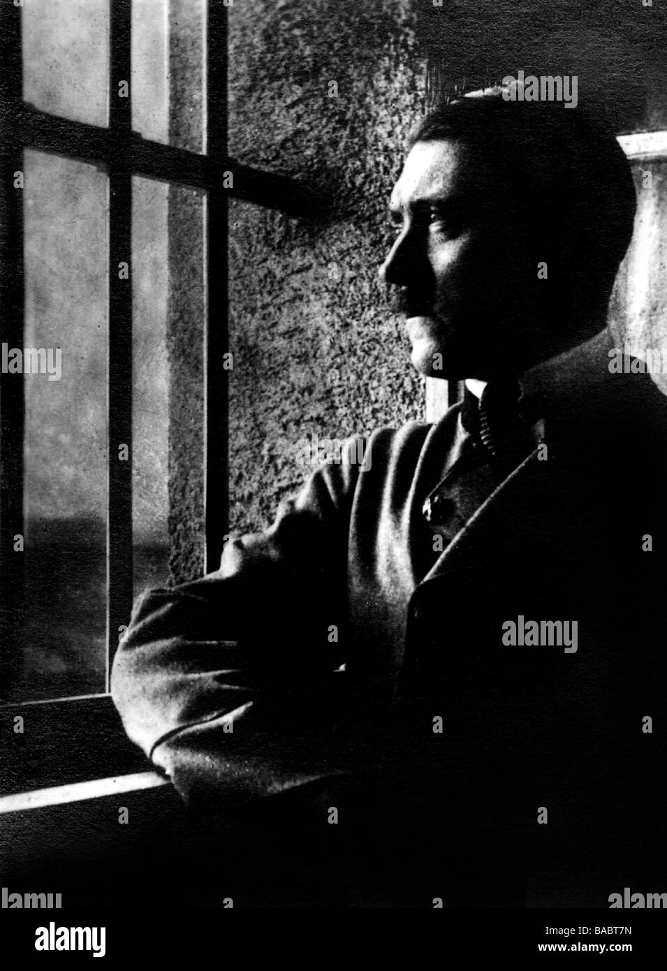 Hitler, Adolf, 20.4.1889 - 30.4.1945, politicien allemand (NSDAP), chancelier depuis 30.1.1933, demi-longueur, prisonnier à la prison de Landsberg, 1924, Banque D'Images