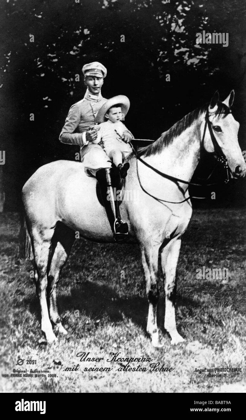 William, 6.5.1882 - 20.7.1951, prince héritier allemand 1888 - 1918, avec son fils Wilhelm Friedrich à cheval, carte postale photo après photo de Franz Kuehn, 1908, Banque D'Images