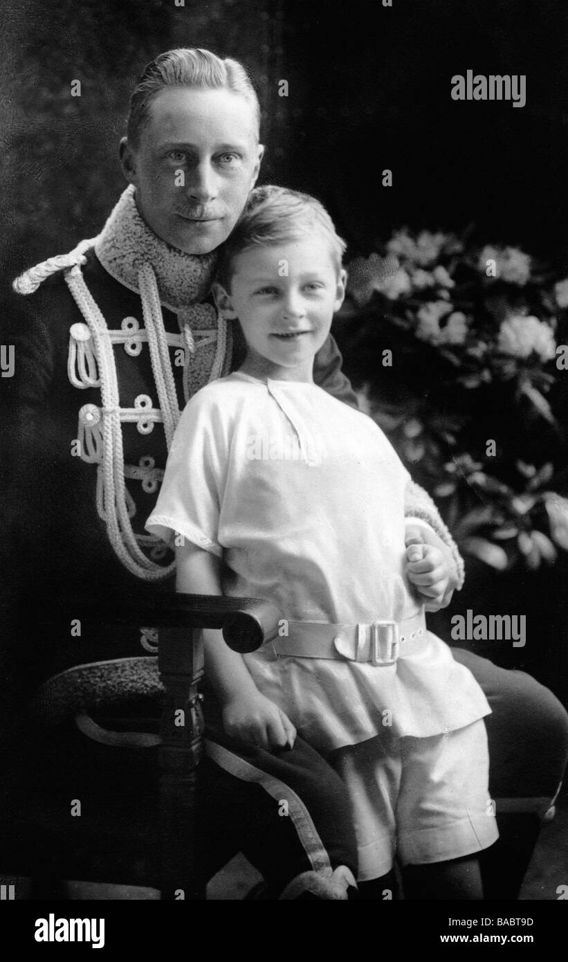 William, 6.5.1882 - 20.7.1951, prince héritier allemand 1888 - 1918, demi-longueur, avec son fils Wilhelm Friedrich, carte postale photo de Selle, Kuntze & Niederstroth, Potsdam, Allemagne, vers 1910, demi-longueur, Banque D'Images