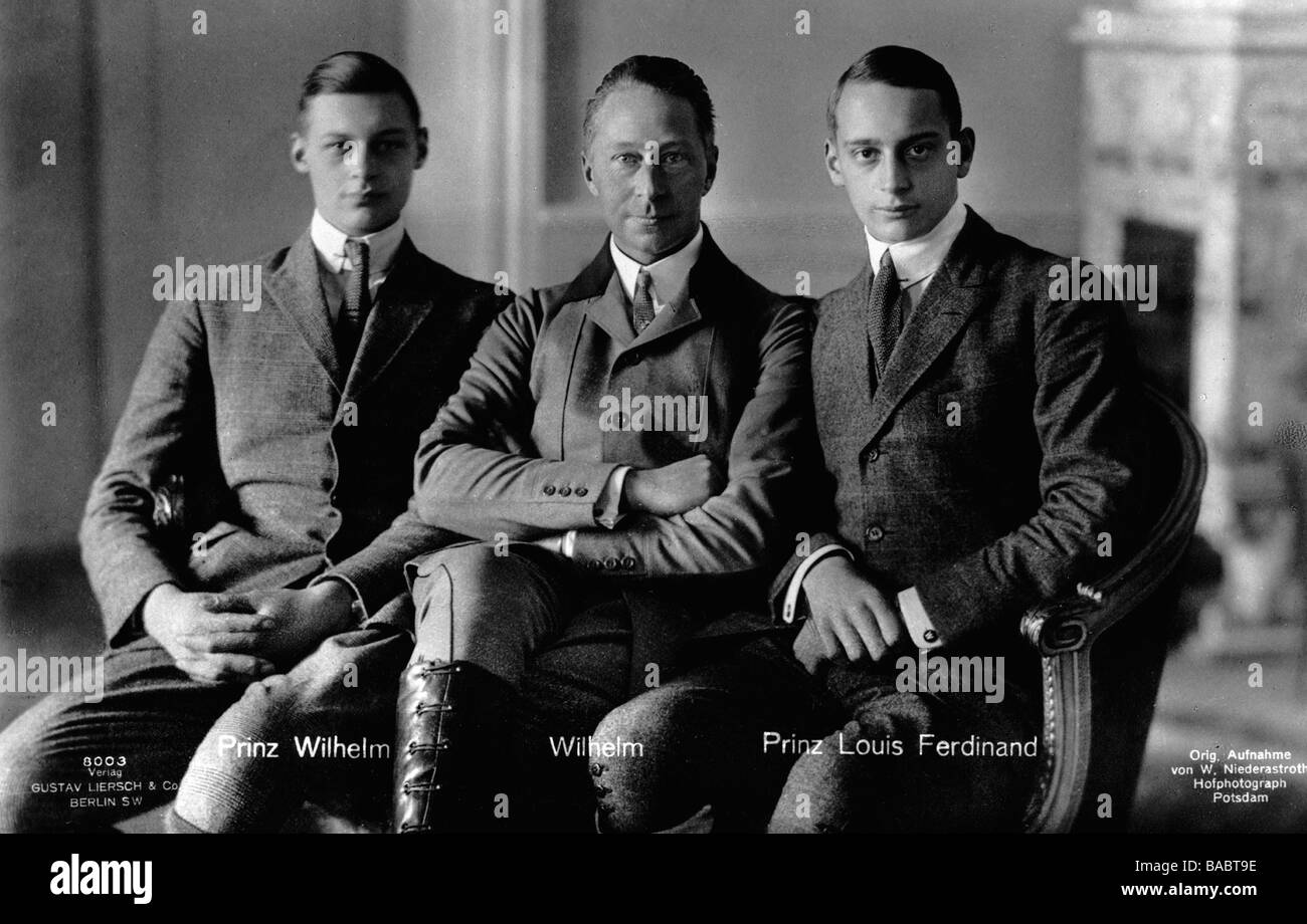William, 6.5.1882 - 20.7.1951, prince héritier allemand 15.6.1888 - 9.11.1918, avec ses fils Wilhelm Friedrich et Louis Ferdinand, vers 1930, carte postale photo, après photo de W. Niederstroth, Potsdam, Banque D'Images