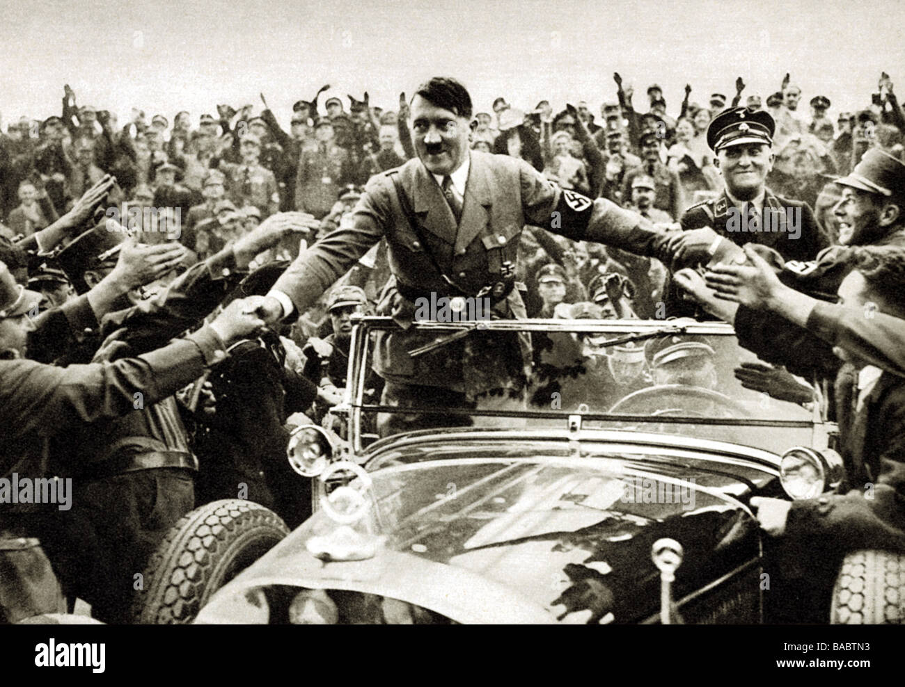 Hitler, Adolf, 20.4.1889 - 30.4.1945, politicien allemand (NSDAP), chancelier de Fuehrer et Reich depuis 1933, demi-longueur, ses partisans lui donnant un accueil enthousiaste, Nuremberg 1933, Banque D'Images
