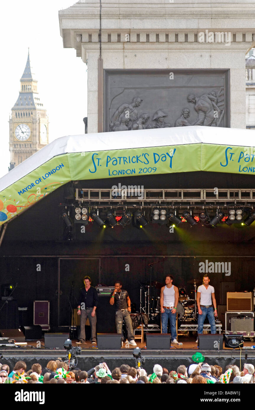 In London's Trafalgar Square pour la fête de St Patrick, la bande de garçon Clozure Irlandais Banque D'Images