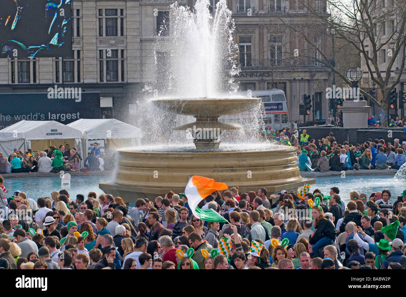 Profitant de la foule encore de in London's Trafalgar Square pour la fête St Patricks day Banque D'Images
