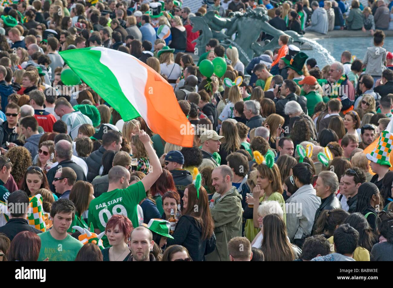 Profitant de la foule encore de in London's Trafalgar Square pour la fête St Patricks day Banque D'Images