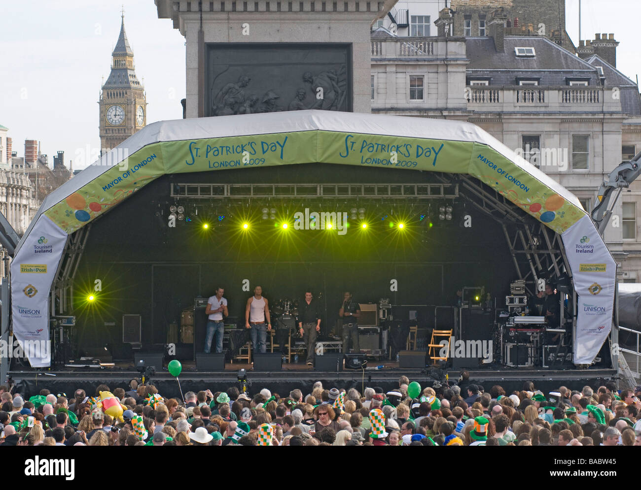 In London's Trafalgar Square pour la fête de St Patrick, la bande de garçon Clozure Irlandais Banque D'Images