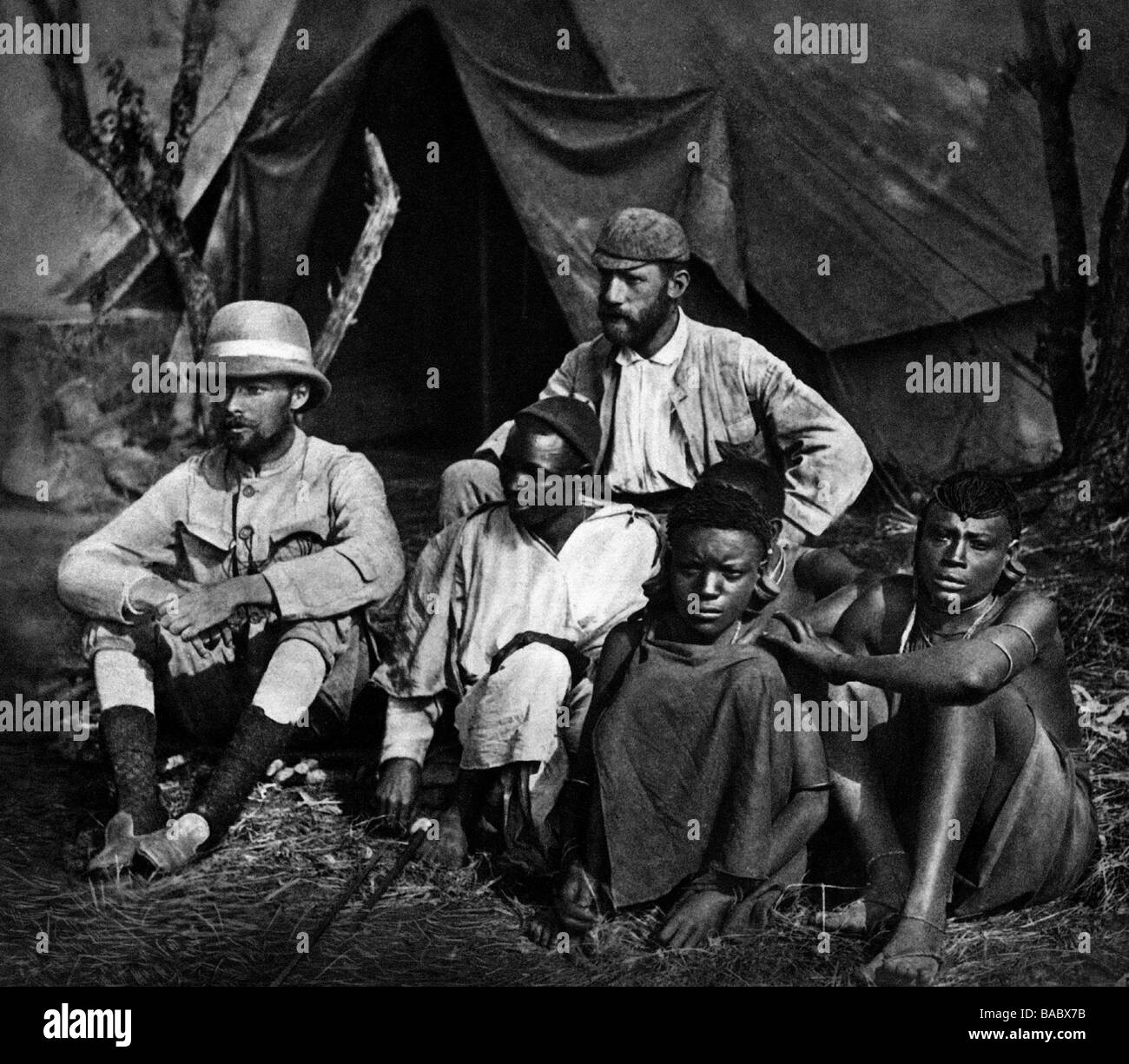 Goetzen, Gustav Adolf, Graf von, 12.5.1866 - 1.12.1910, chercheur allemand, Afrique de l'est allemande, pleine longueur, avec des autochtones pendant l'expédition par colonie, début 1900, Banque D'Images
