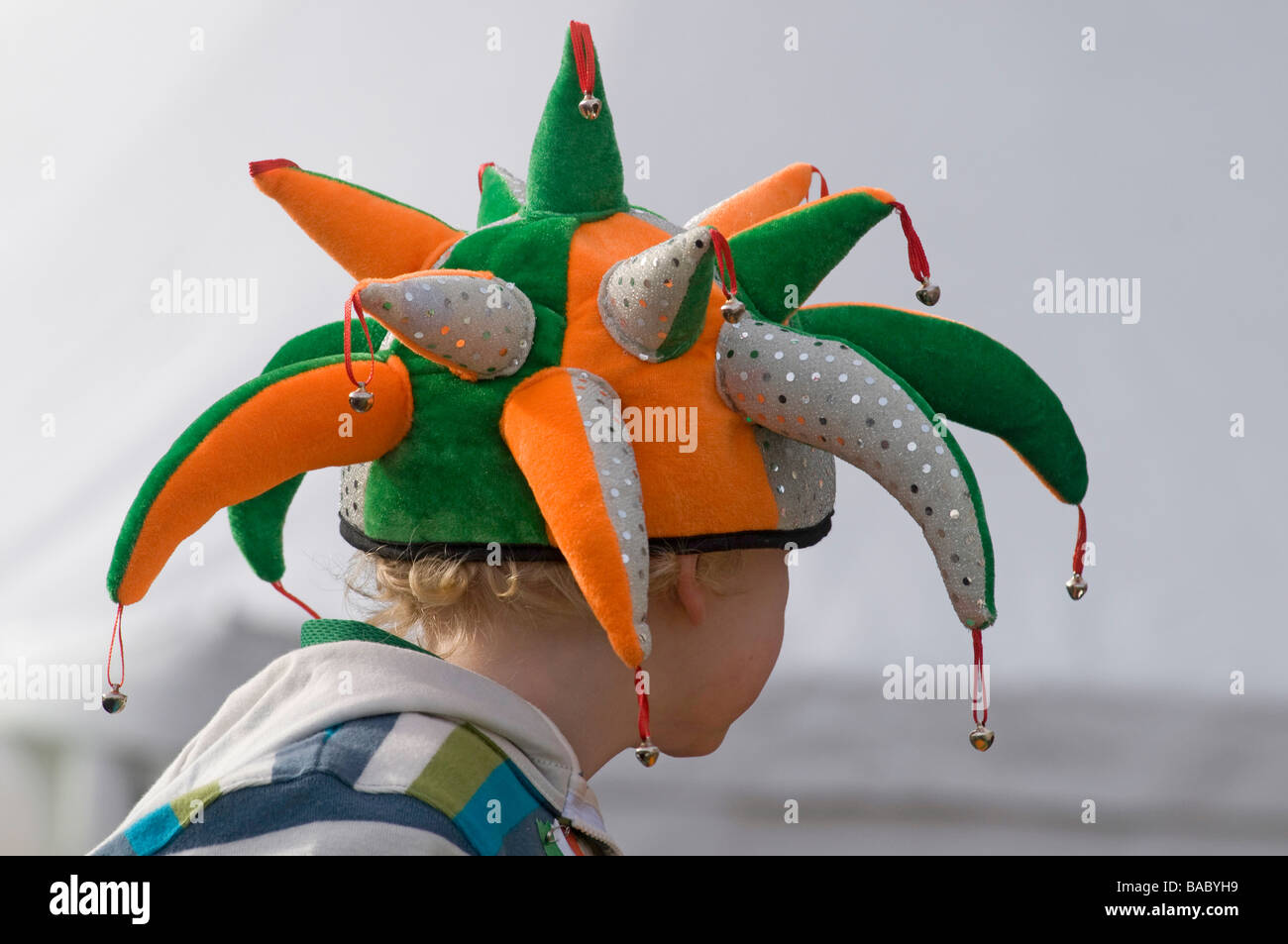 Enfant portant une nouveauté hat jouit des divertissements offerts dans le quartier londonien de Trafalgar Square pour la fête St Patricks Day Banque D'Images