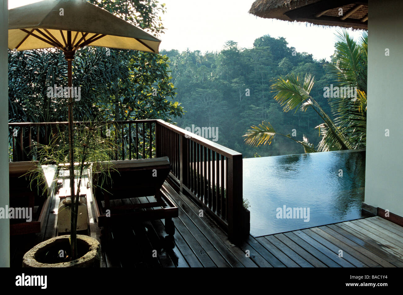 L'INDONÉSIE, Bali, terrasse d'une vue panoramique piscine Villa Suite à l'Ubud Hanging Gardens, membre de l'Orient-Express Banque D'Images