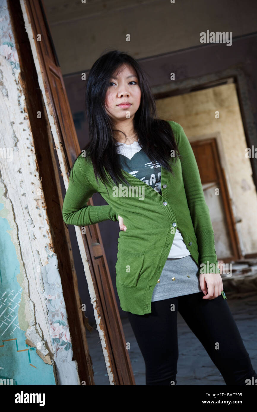 Jeune fille asiatique en gilet vert Banque D'Images