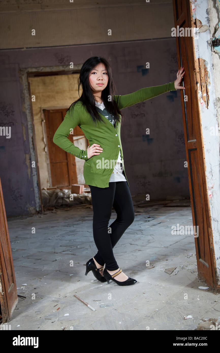 Jeune fille asiatique en gilet vert Banque D'Images