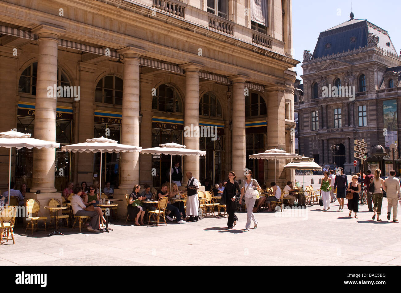 France, Paris, Le Nemours café sur la Place du Palais Royal et le Louvre sur la droite Banque D'Images