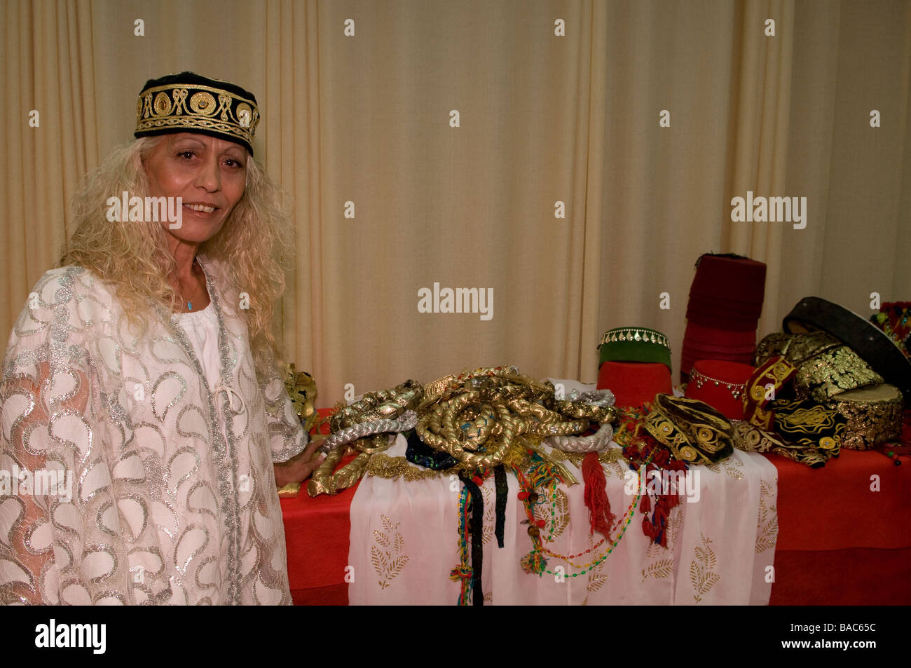 Femme juive marocaine portant des vêtements traditionnels lors de la fête marocaine juive Mimunah se terminant les vacances de Pessah Banque D'Images