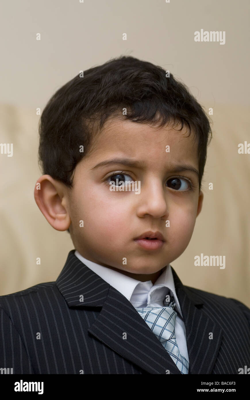 Une jeune garçon vêtu d'un costume Banque D'Images