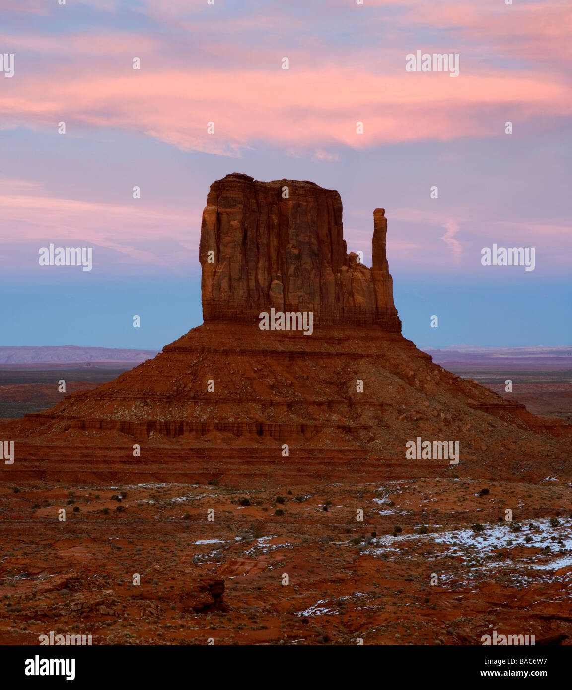 Monument Valley Navajo Tribal Park au crépuscule dans l'Arizona, USA. Banque D'Images