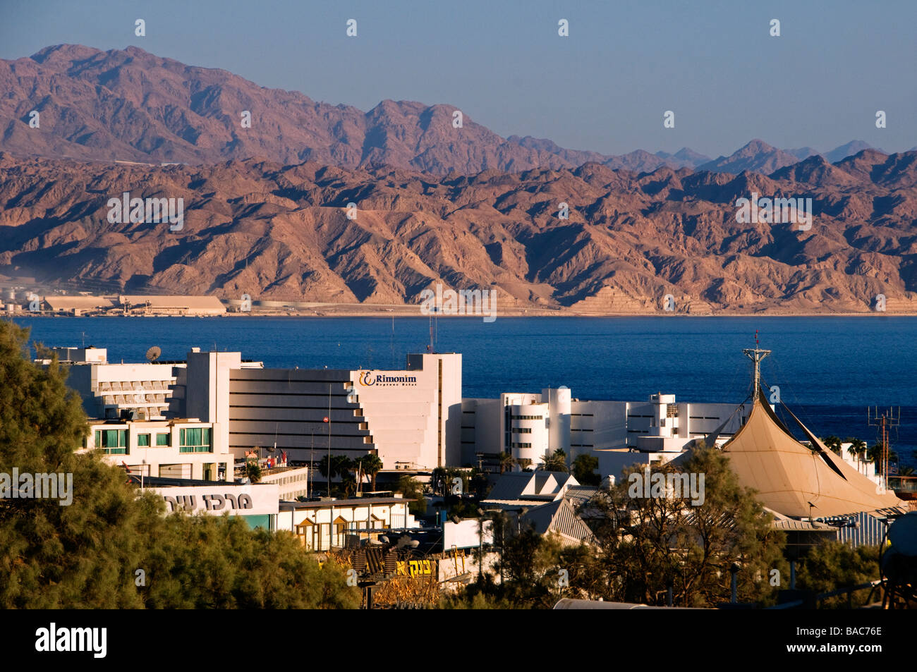 Hôtels le long de la côte d'Eilat, une ville à la pointe nord de la mer Rouge, sur le golfe d'Aqaba. Israël Banque D'Images