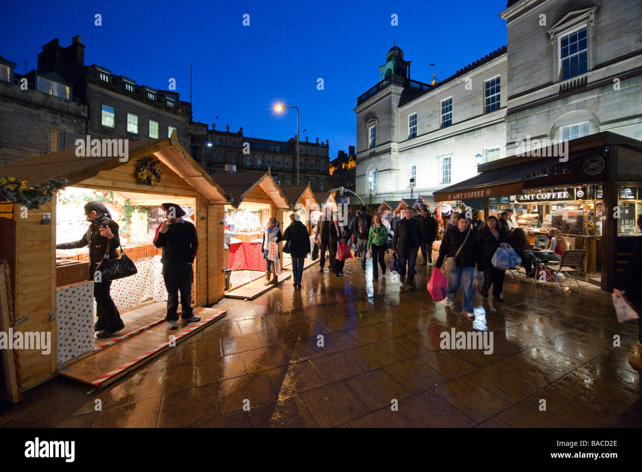 Édimbourg - ville de nuit Décembre Marchés de Noël à l'extérieur de St James Centre shoppers Banque D'Images