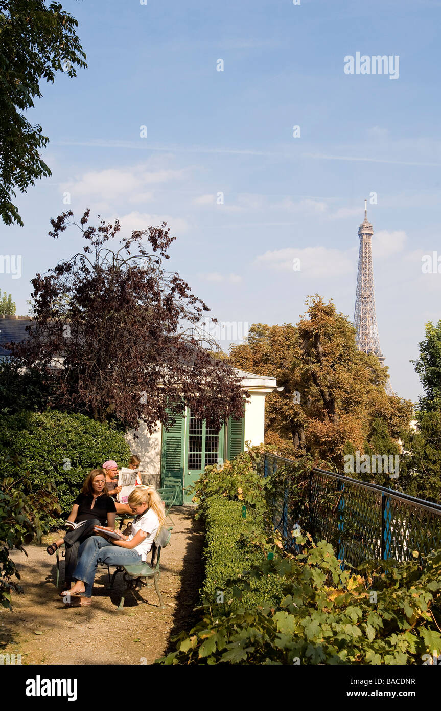 France, Paris, la maison de Balzac avec la Tour Eiffel en arrière-plan Banque D'Images