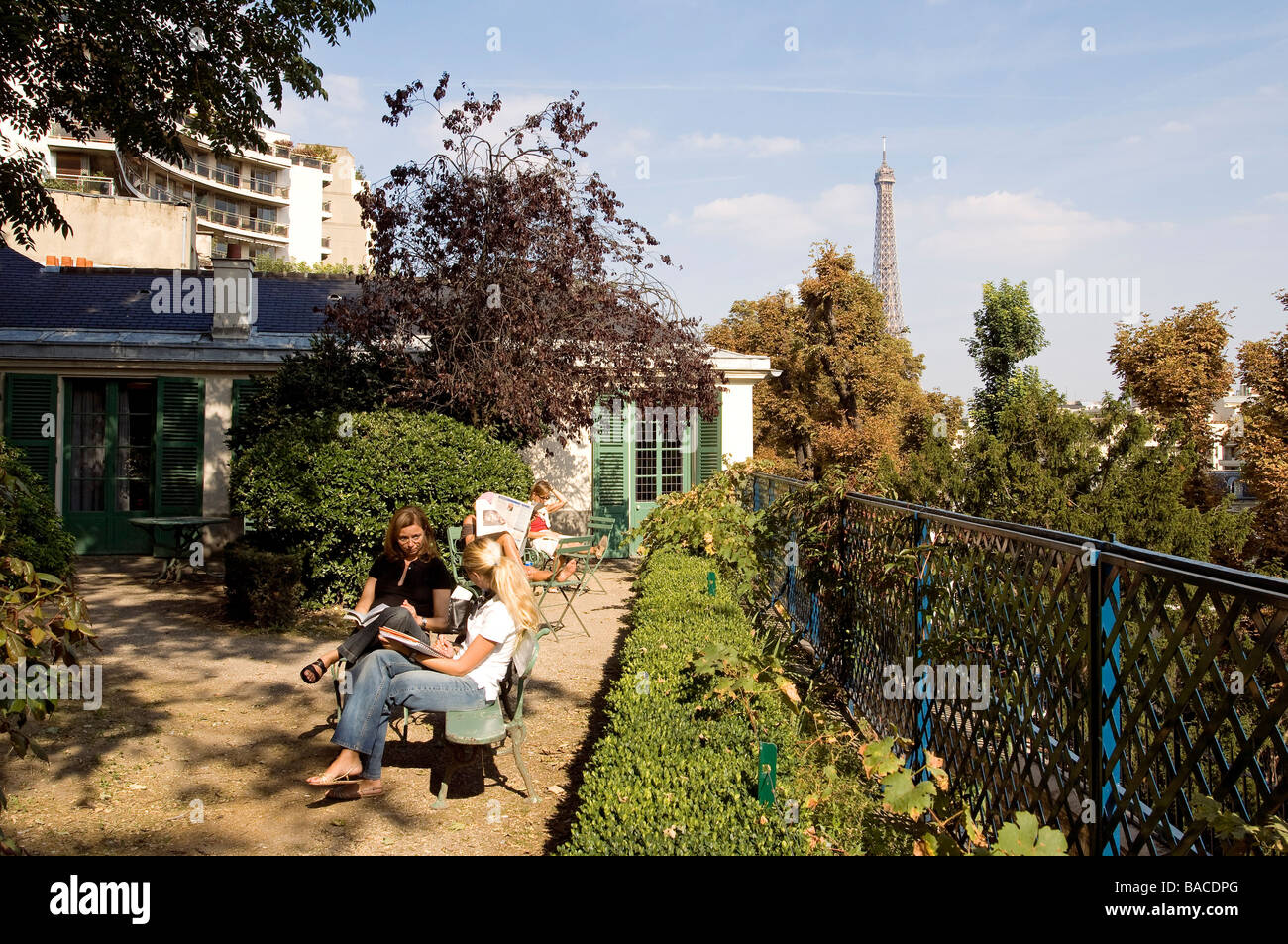 France, Paris, la maison de Balzac avec la Tour Eiffel en arrière-plan Banque D'Images