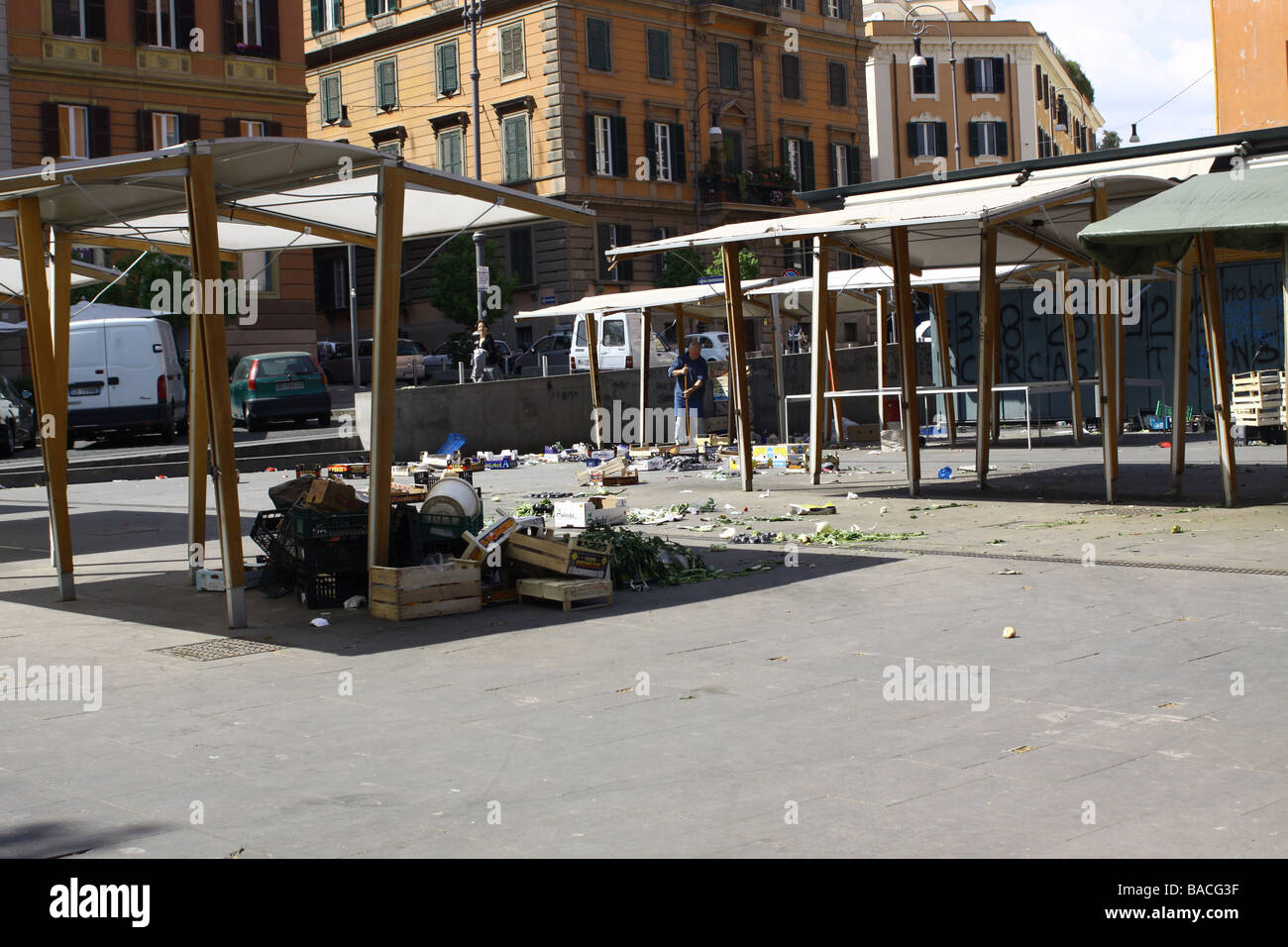 Marché de Fruits vides à l'heure de fermeture, à Piazza S Cosimato Rome Banque D'Images