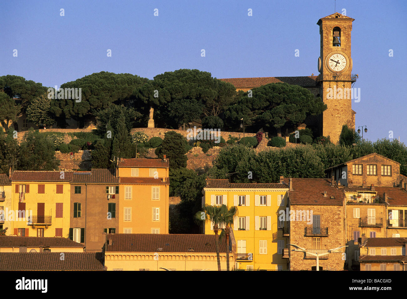 France, Alpes Maritimes, Cannes, Le Suquet, maisons et église de Notre-Dame de l'Espérance, 17e siècle Banque D'Images