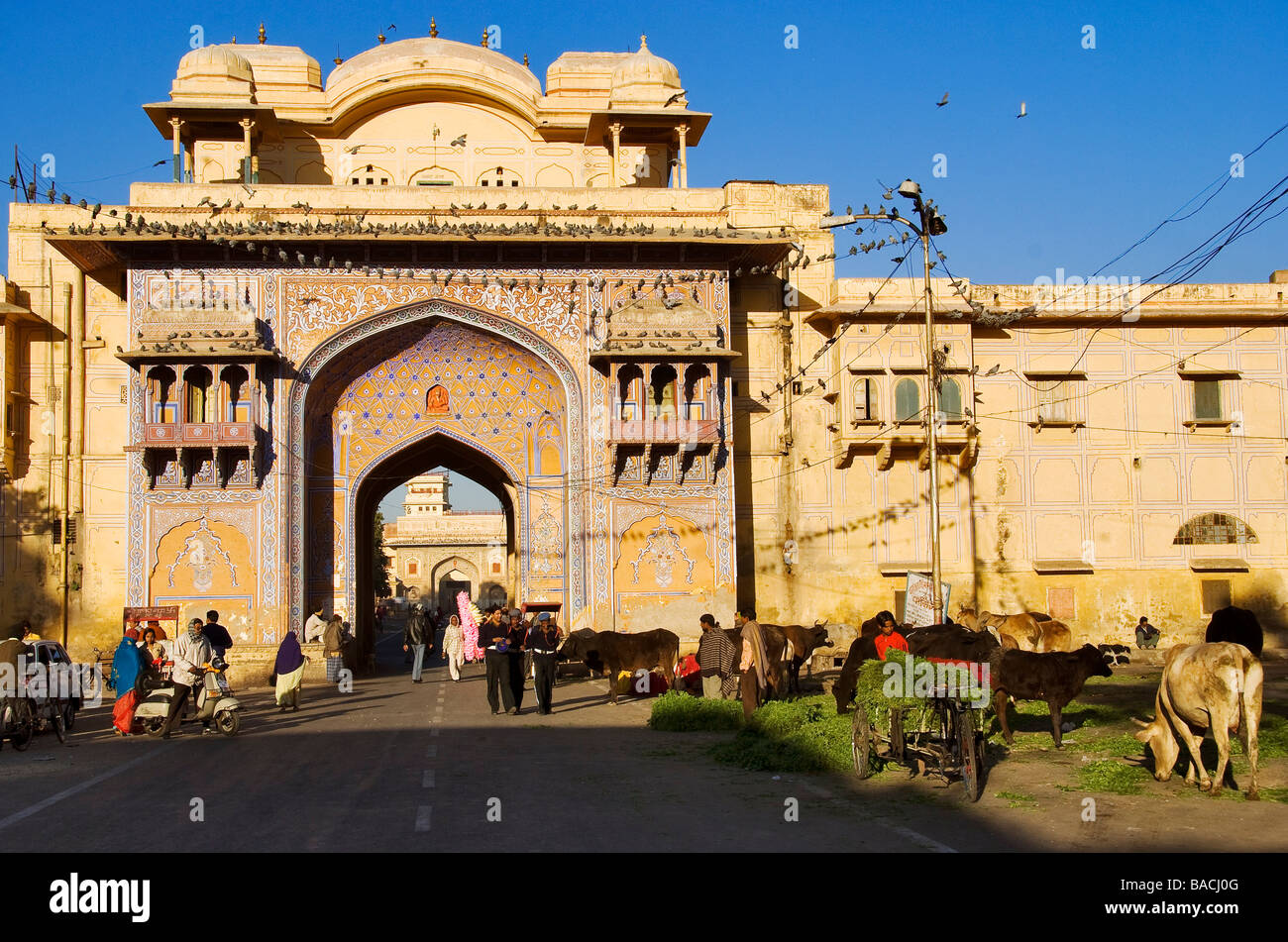 L'Inde, Rajasthan, Jaipur, porte ouverte sur le palais, palais de la ville Banque D'Images