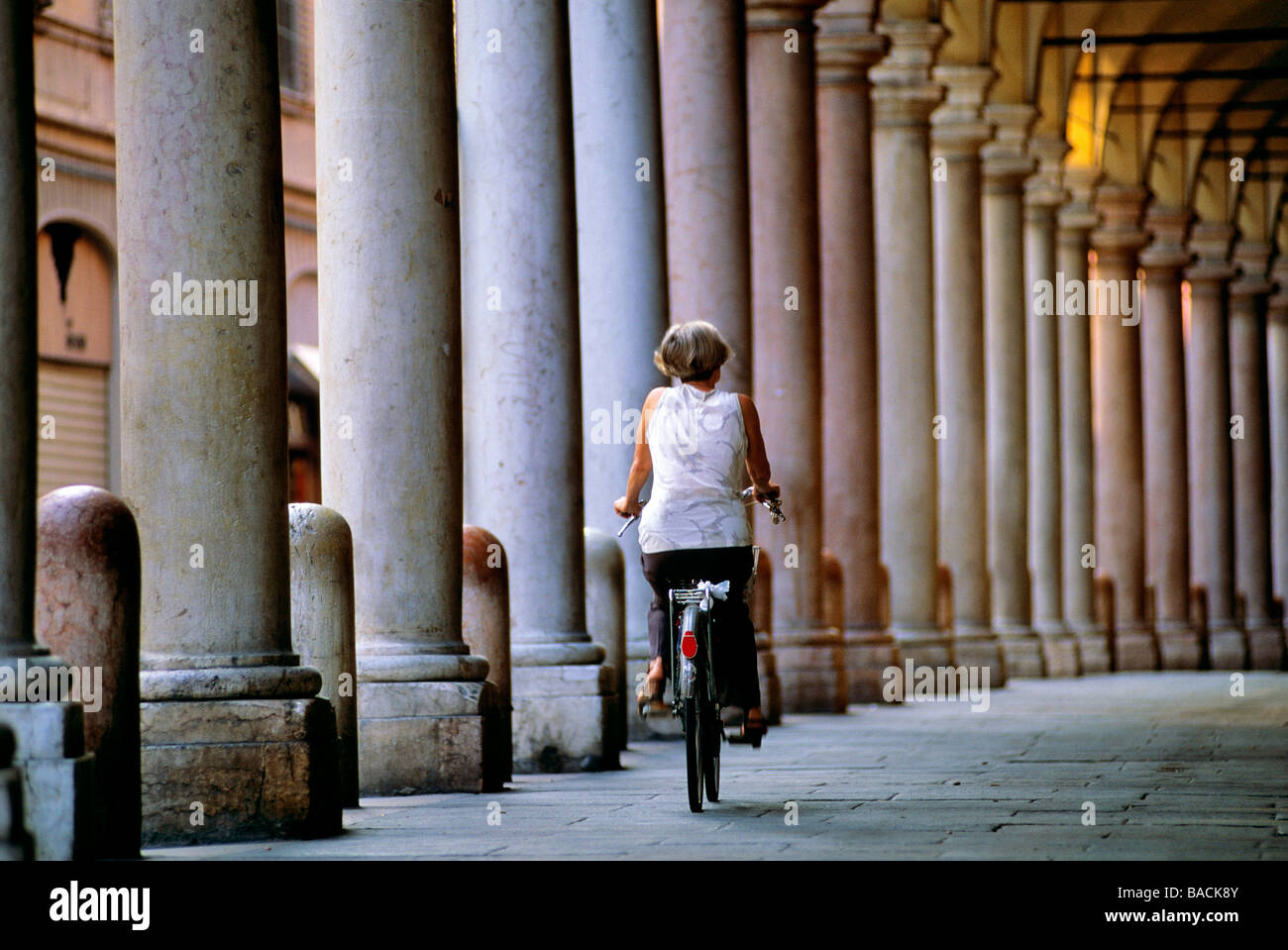 L'Italie, Émilie-Romagne, Modena, une colonnade, Portico del Collegio datant du 17-18 ème siècle, le long de la Via Emilia Banque D'Images