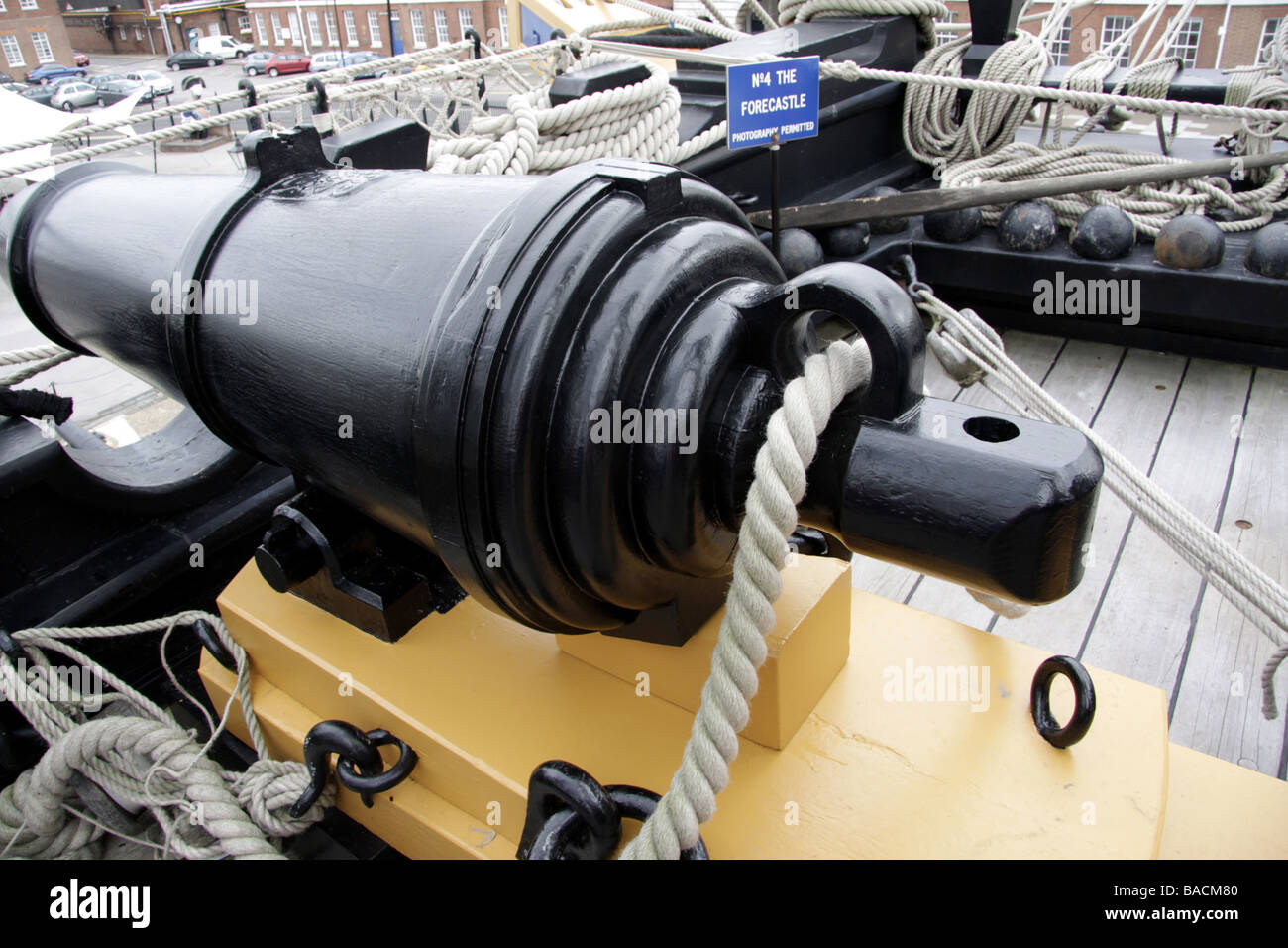 Un canon sur le pont du HMS Victory, Portsmouth Banque D'Images