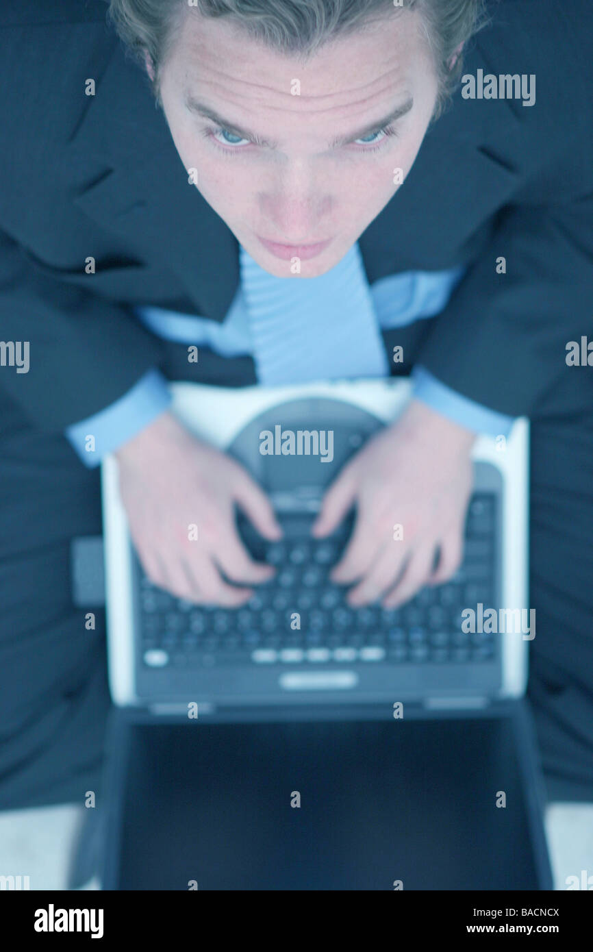 L'homme d'affaires en costume bleu foncé, chemise bleue et cravate bleue  est de taper sur son ordinateur portable et l'est de la recherche Photo  Stock - Alamy