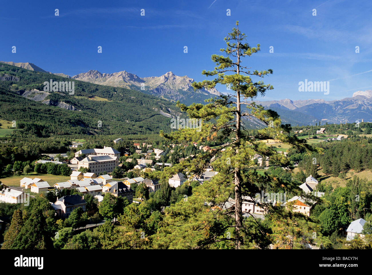 France, Alpes de Haute Provence, vallée de l'Ubaye, Jausiers, panorama sur le village et la vallée Banque D'Images