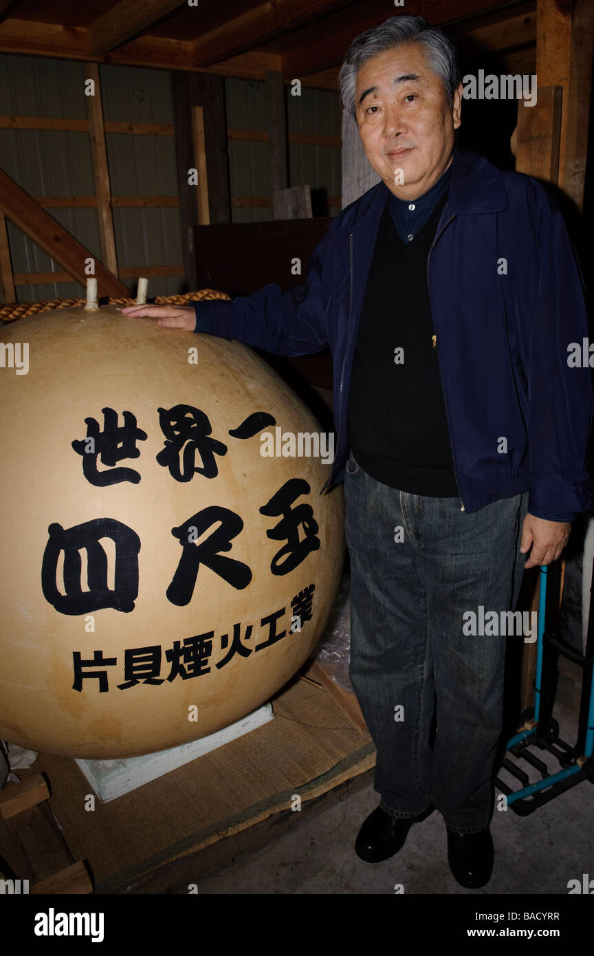 Chef de Masanori Honda est à côté d'une maquette d'un yonshakudama 420kg d'artifice, Katakai Japon, 6 avril 2009. Banque D'Images