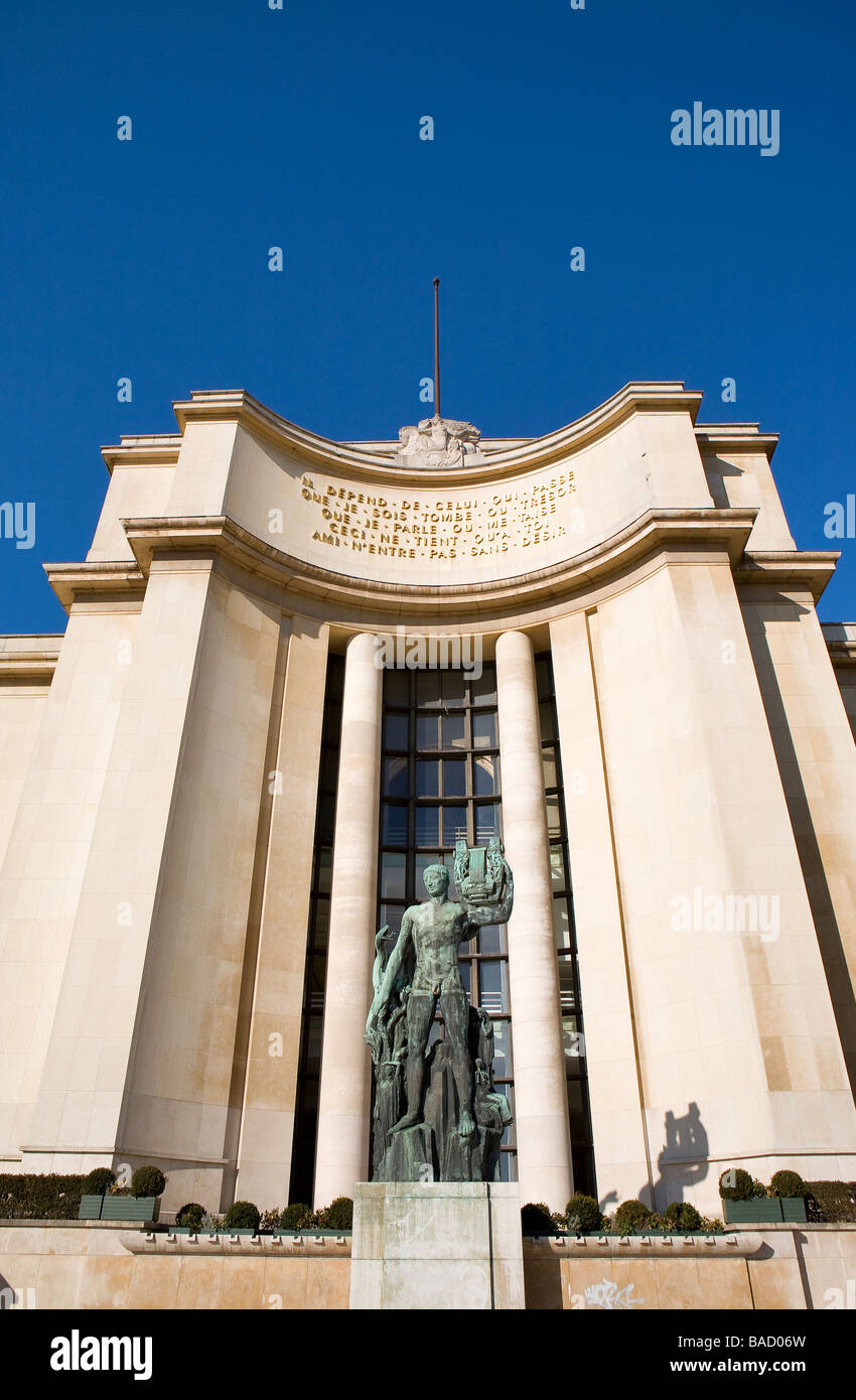 France, Paris, musée de l'Homme sur l'architecture extérieure de la Place  du Trocadéro Photo Stock - Alamy