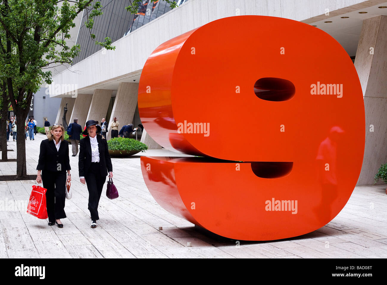 United States, New York, Manhattan, Midtown, 9 West 57th Street, Solow, entrée de l'édifice, une sculpture de l'artiste Ivan Banque D'Images