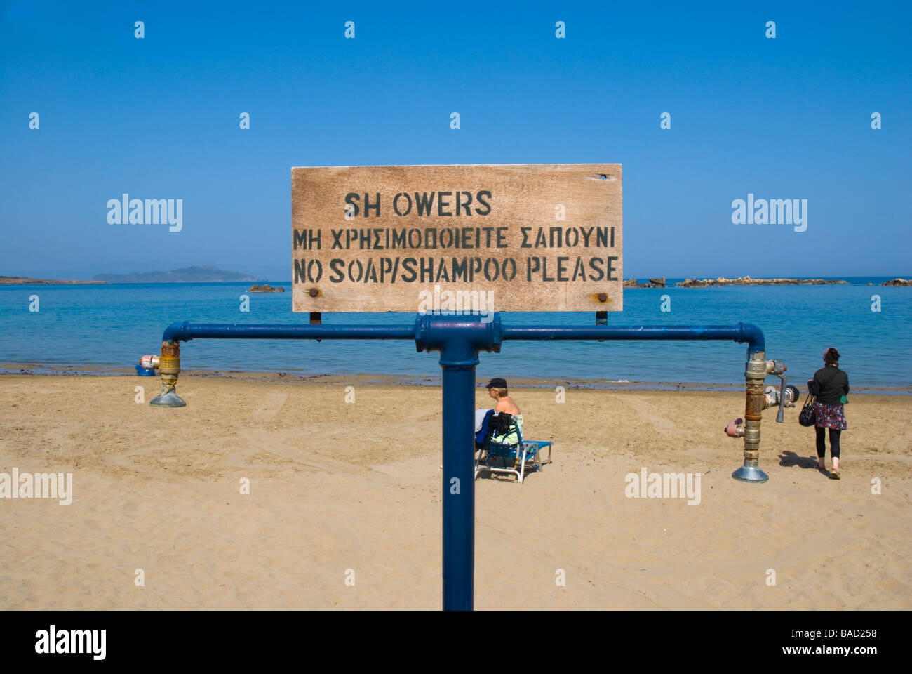 Douche à la plage de Nea Hora dans la ville d'Hania Crete Grèce Europe Banque D'Images