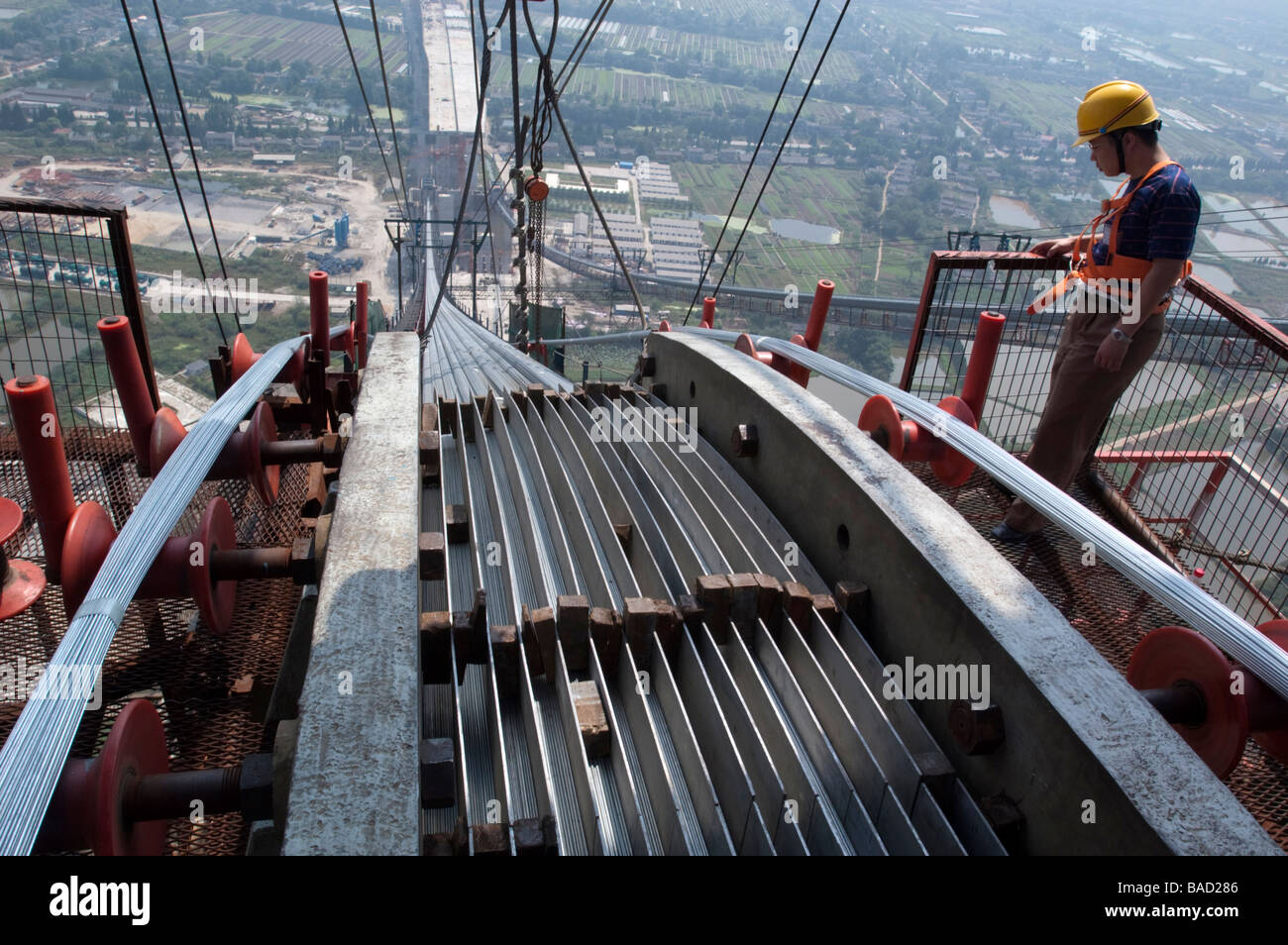 L'inspection du pont suspendu pendant la construction de la selle au pont  Runyang en Chine en ce moment le plus long pont en Chine Photo Stock - Alamy