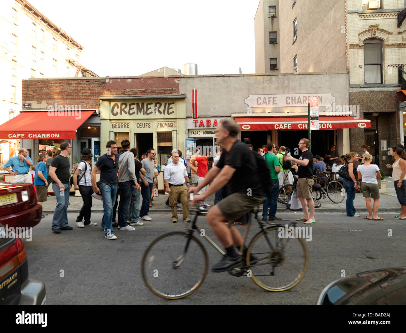 Une scène de rue à l'extérieur d'un bar français à New York du Lower East Side. Banque D'Images