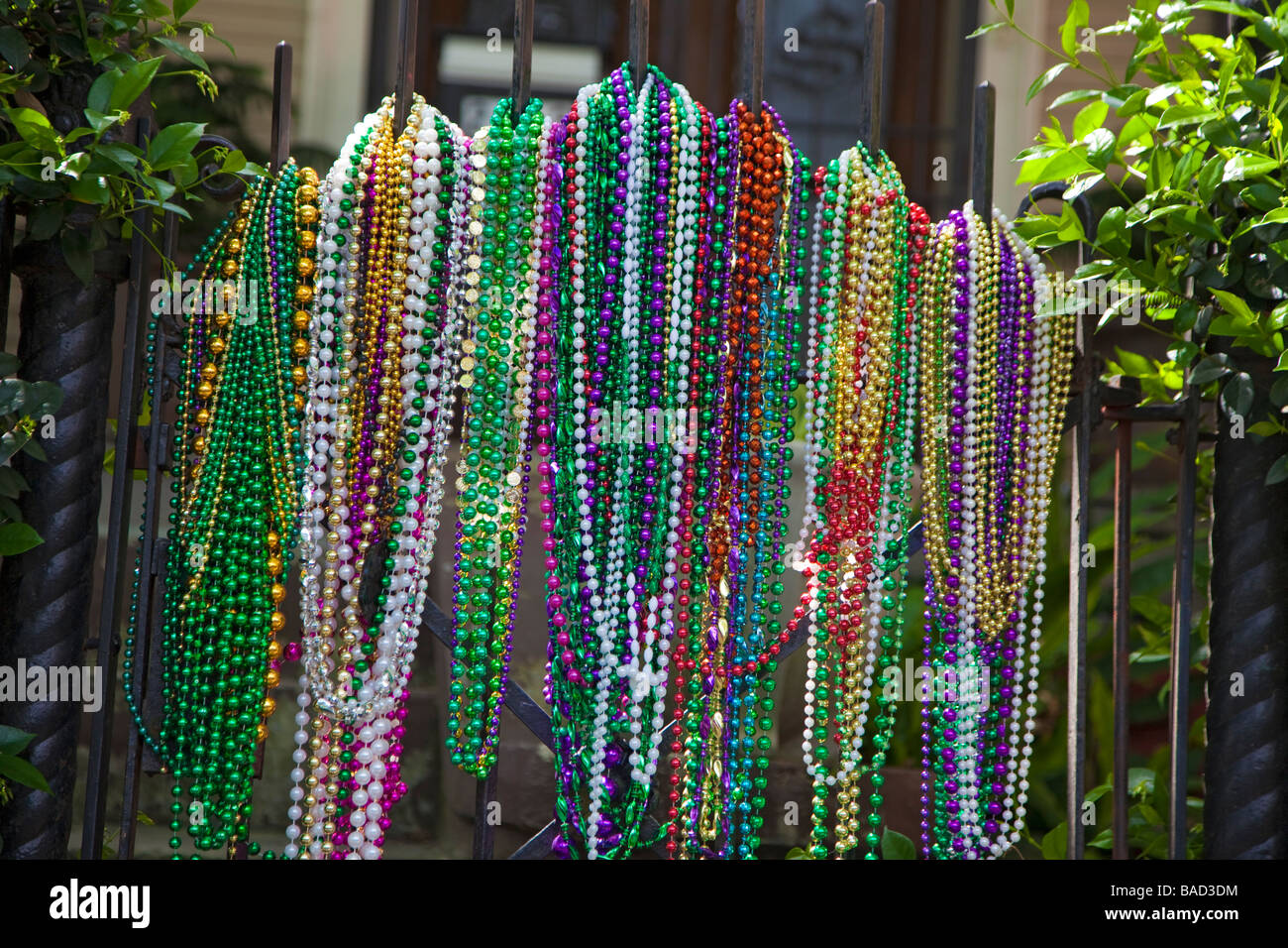 La Nouvelle Orléans en Louisiane Mardi Gras des perles sur la porte d'une maison dans le quartier des Jardins Banque D'Images