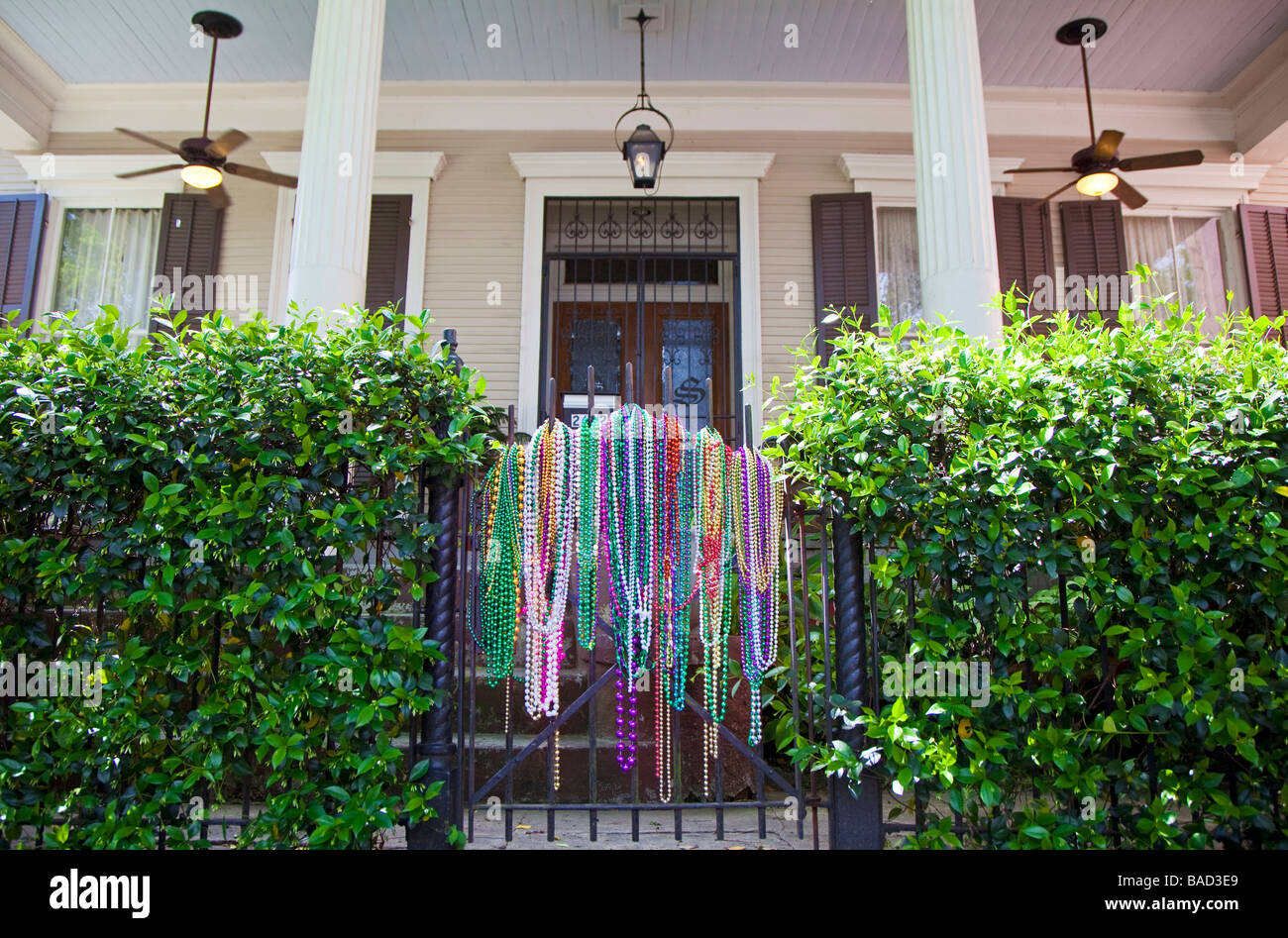 La Nouvelle Orléans en Louisiane Mardi Gras des perles sur la porte d'une maison dans le quartier des Jardins Banque D'Images
