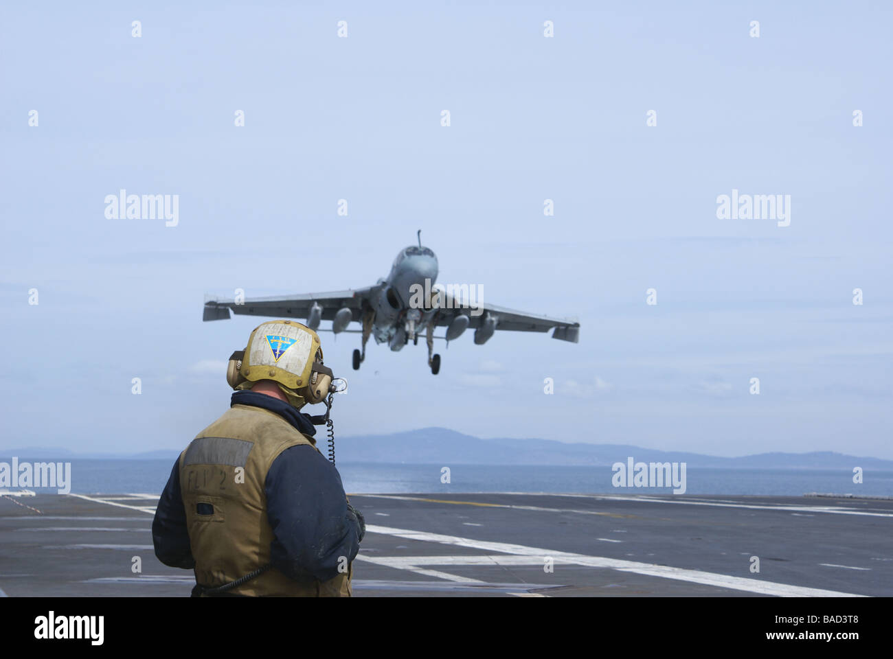 EA 6B Prowler de pratiquer sur l'USS Abraham Lincoln de homeport, Everett, Washington, membre de l'équipage de la Marine par permanent Banque D'Images