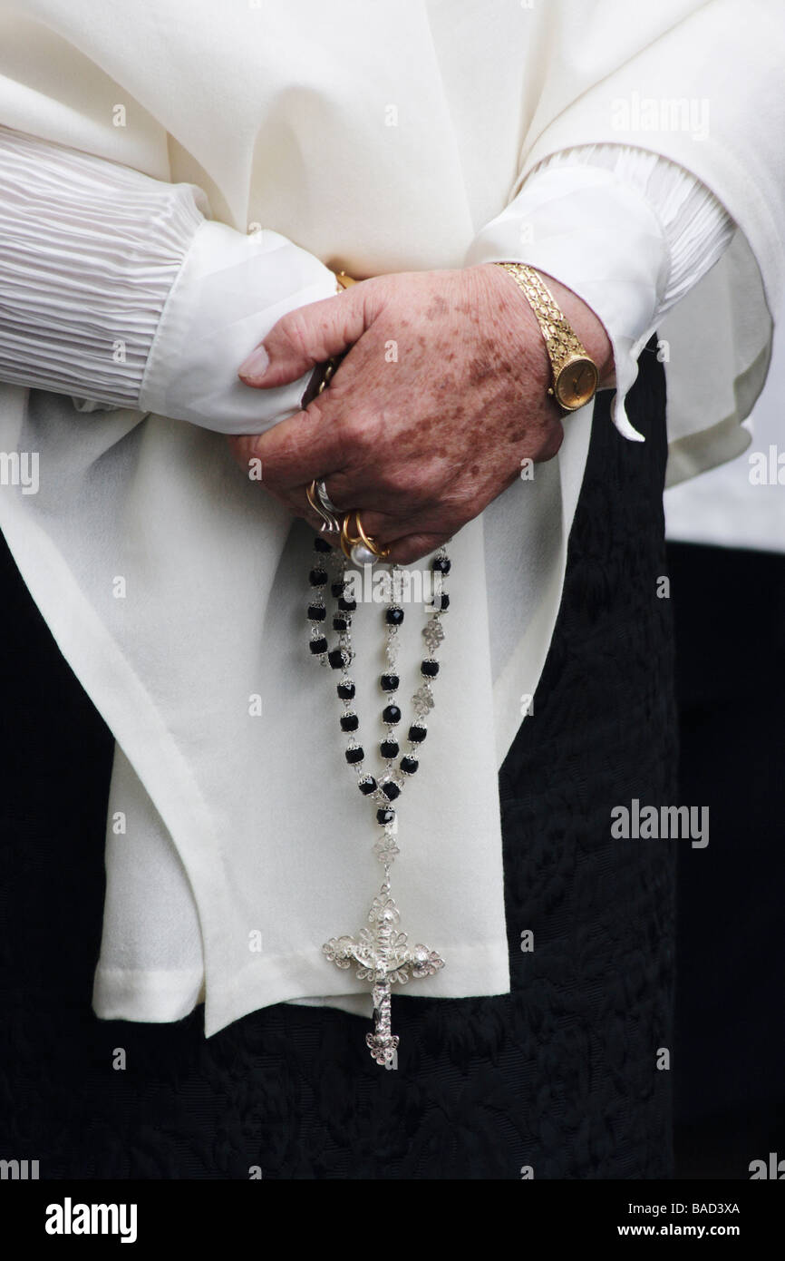 Spanish woman holding crucifix pendant la Semaine Sainte procession en Espagne Banque D'Images