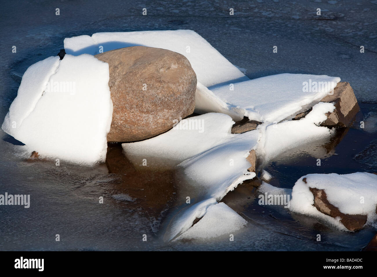 Les pierres à travers la glace Banque D'Images